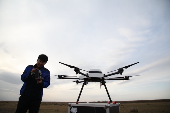 Control remoto Autopiloto de control de plagas GPS Drone con desinfectante líquido contenido