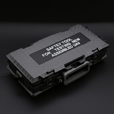 Plataforma de depuración de UAV con múltiples grados de libertad para control de vuelo de precisión con diseño compacto